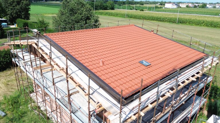 Copertura in alluminio coibentato Tegomont effetto tegola